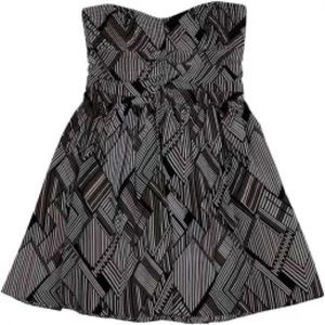 Parker striped 100% silk
Exposed gold zipper
Sweetheart neckline